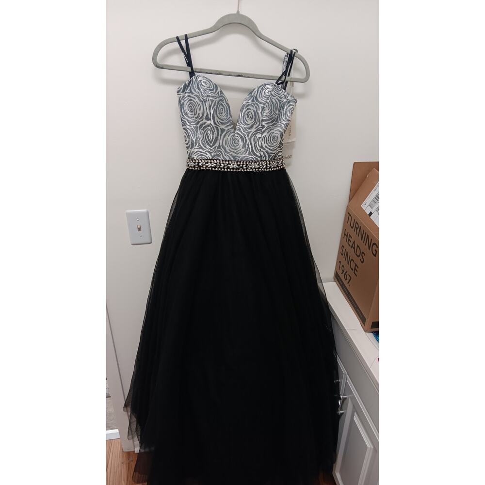 Madison James Size 6 Black Prom Ballgown, Formal Gown